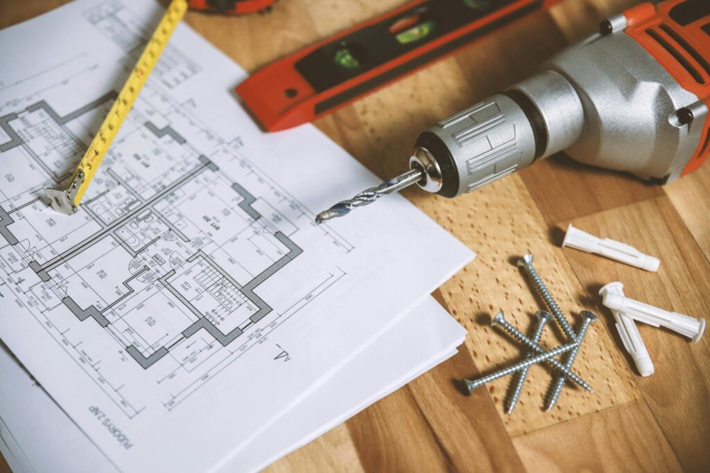 Bauplan und Handwerkswerkzeuge für Sanierung und Renovierung – Körver Haus-Sanierung Steiermark